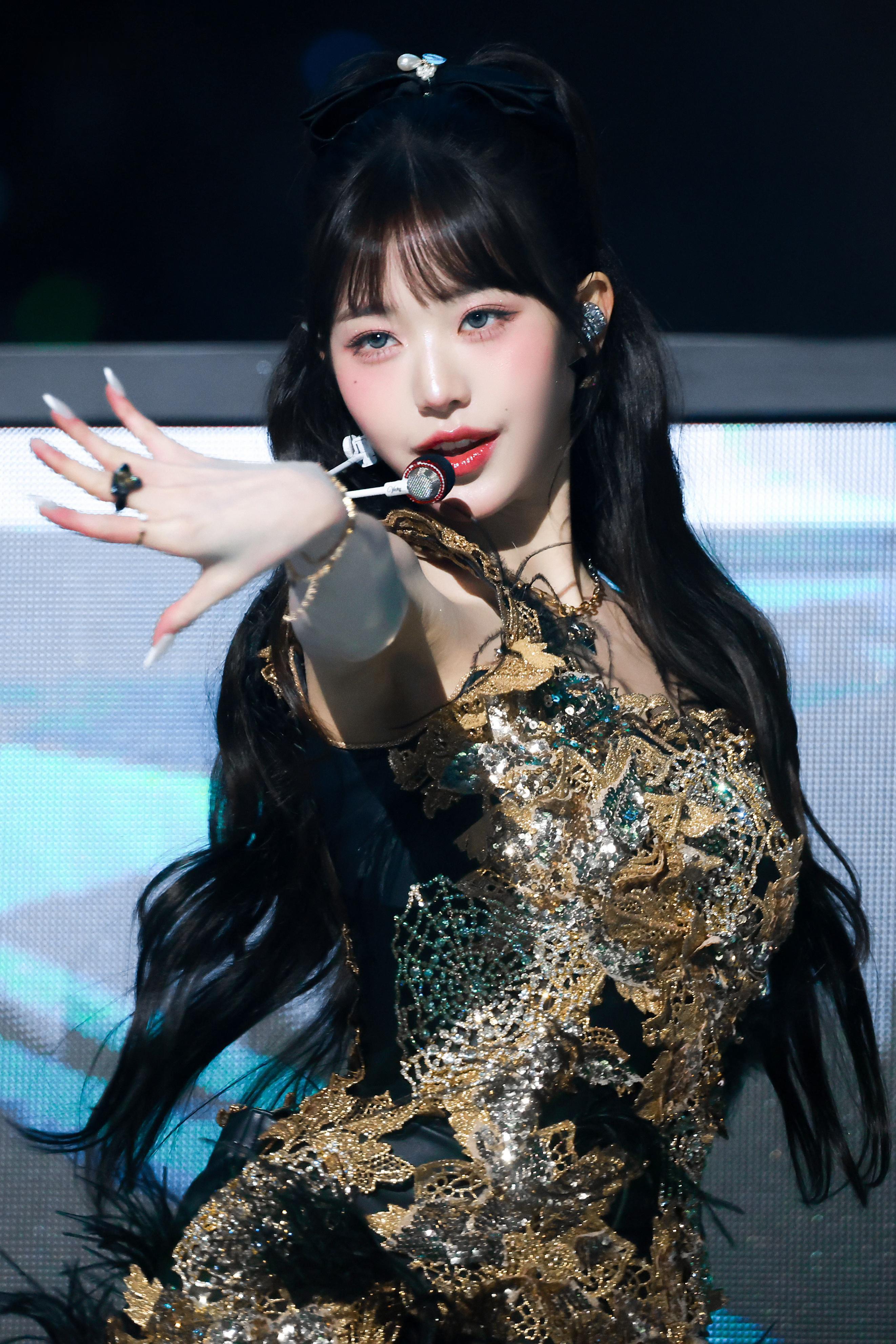 站姐突破500 据悉,愚人节站姐团建,站姐晒了张元英芝加哥场生图,面部