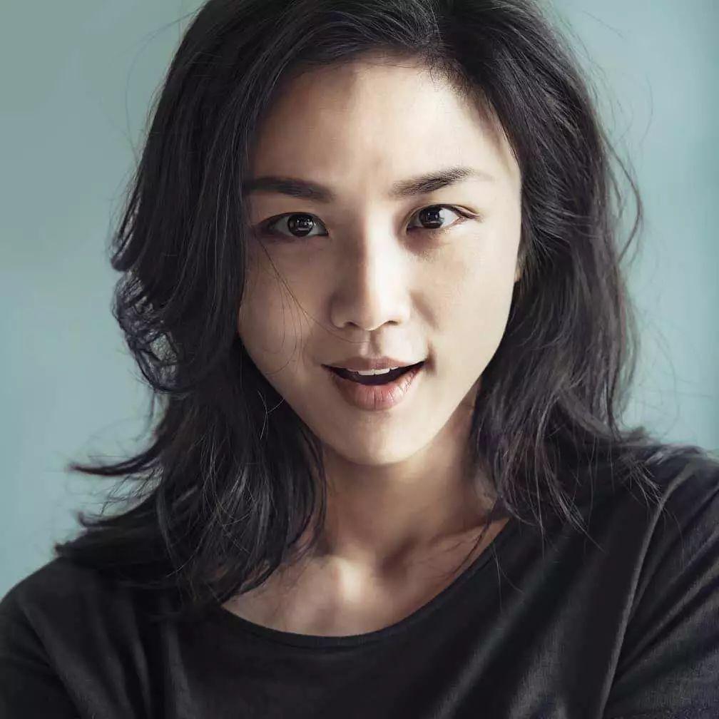 女演员汤唯在接受采访时坚决否认了离婚传闻,并分享了她与丈夫金泰勇