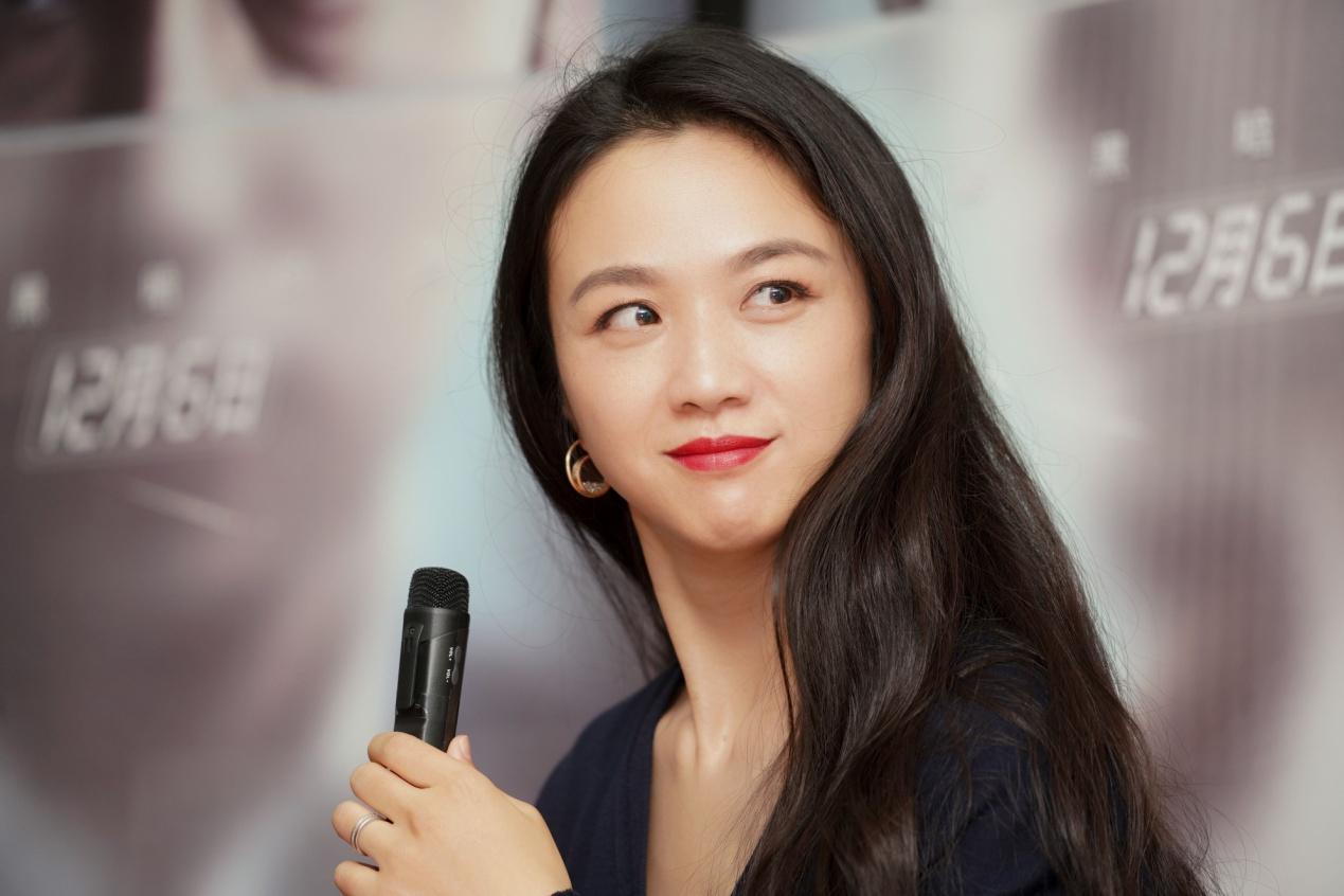 女演员汤唯在接受采访时坚决否认了离婚传闻,并分享了她与丈夫金泰勇