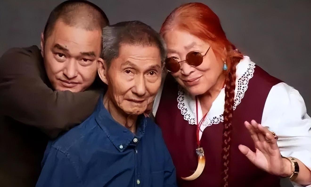 冯唐之母:烈酒红发背后,一位传奇女性的自由人生 著名作家冯唐在直播