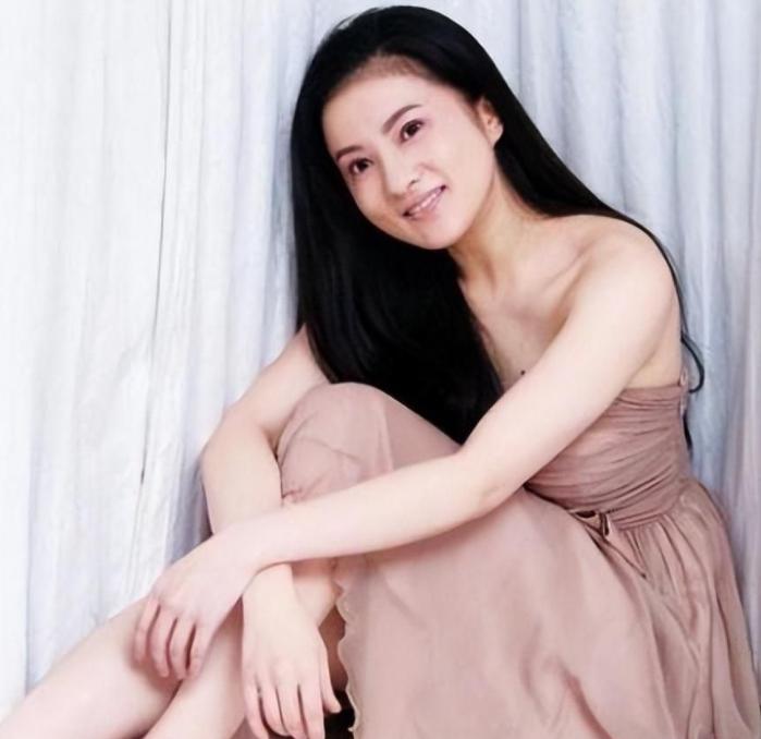 金铭:从童星到北大学霸,42岁单身女王的别样人生 金铭,这个名字或许对