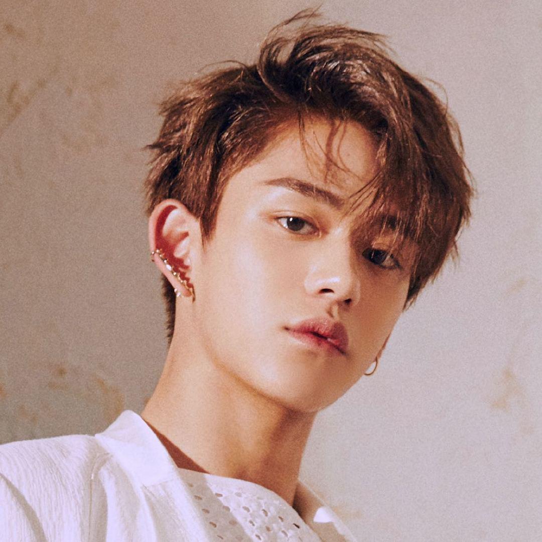 黄旭熙下跪事件引发思考 黄旭熙在一次舞台表演结束后,向现场粉丝下跪