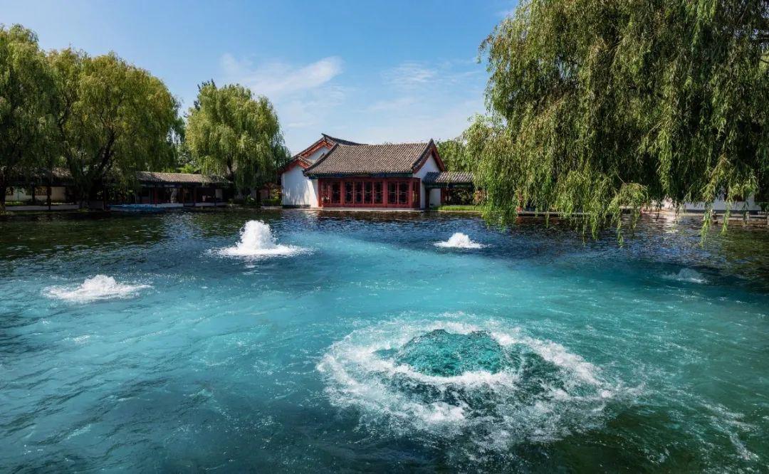 济南泉水:千年的故事与传奇 踏入济南,仿佛走进了一部泉水的史诗.