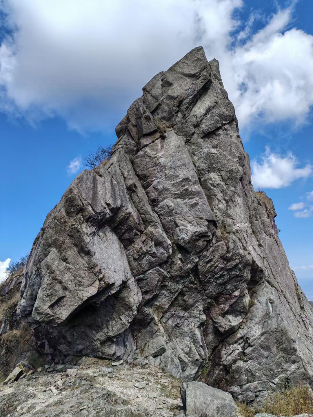 黄龙山:旅游,休闲,度假的绝佳去处 登黄龙山,春日晴空万里,山峰连绵