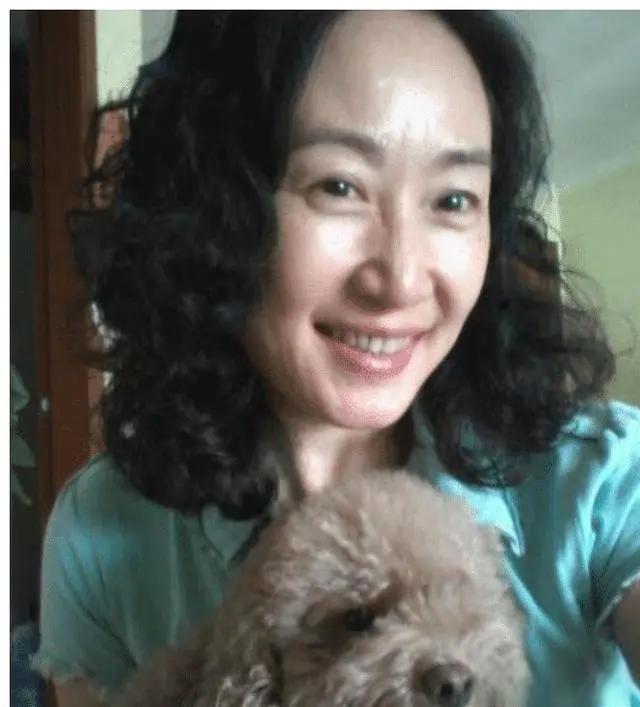 演员潘结:演技深刻,坚强独抚女,爱永不止息 潘结曾是一名医生,如今是