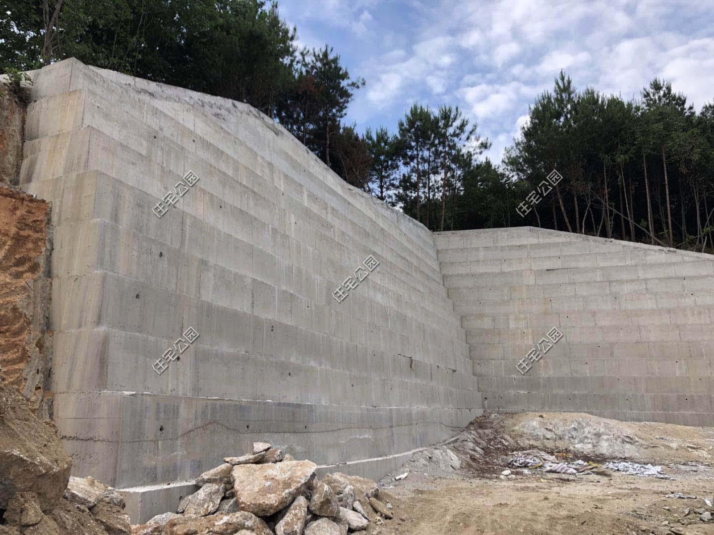 堡坎是建筑中的挡土墙,保护你的家免受山体滑坡等自然灾害的侵害.