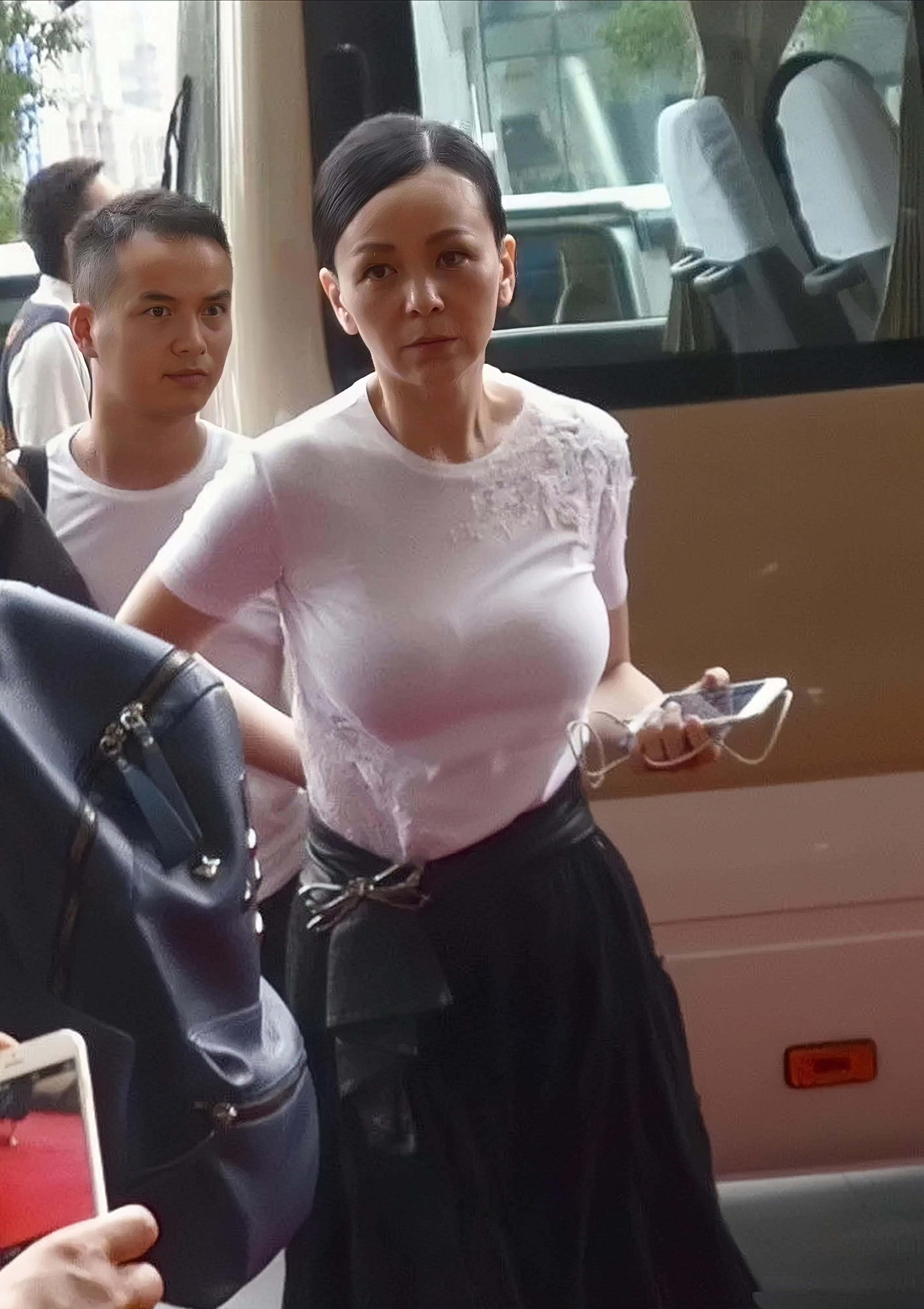 王琳:从荧幕新秀到身材秘籍,她的娱乐之路如何炼成?