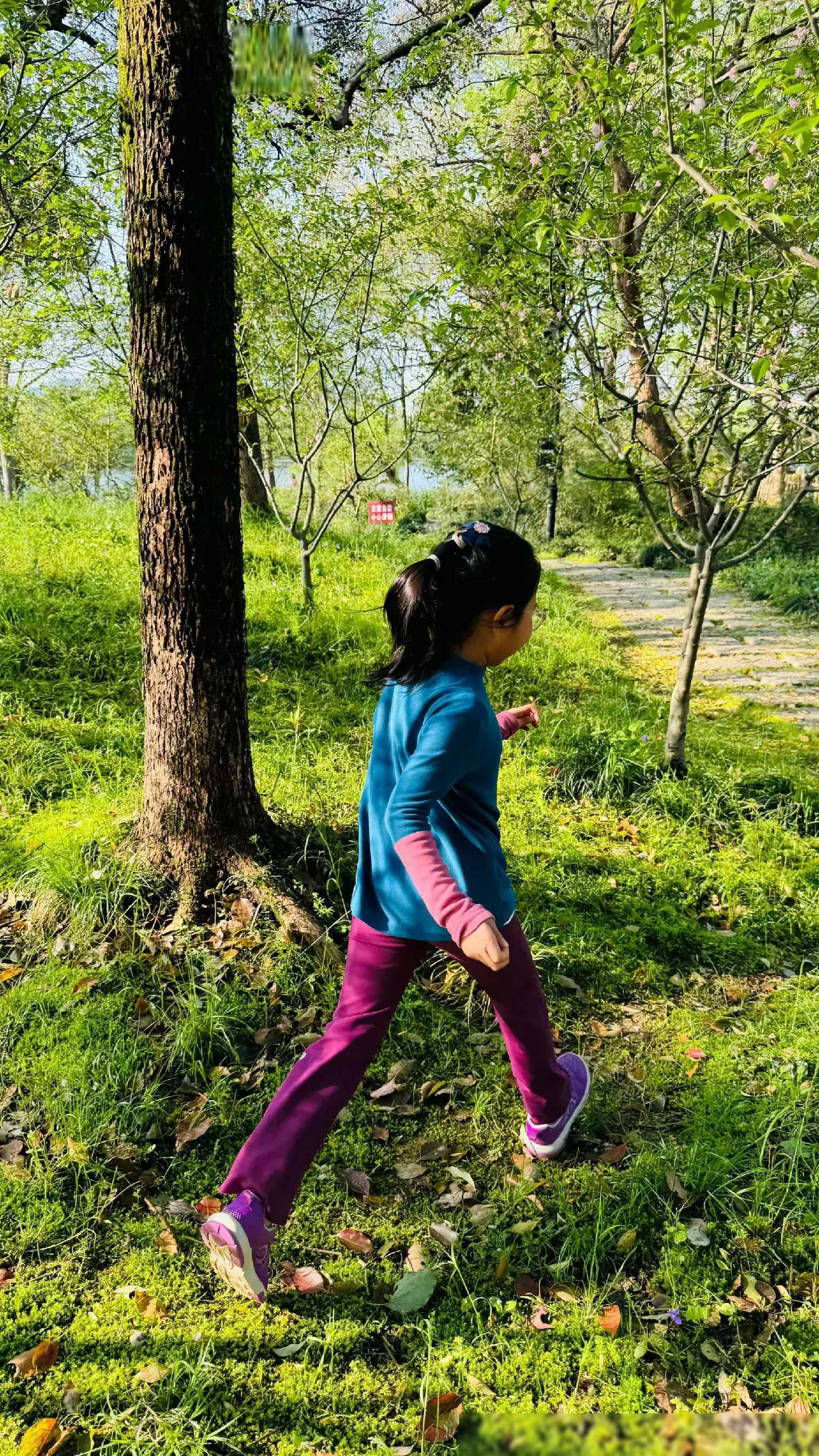 仿佛能透过镜头感受到他们的幼儿踏春照片火龙果色裤子搭配绿色