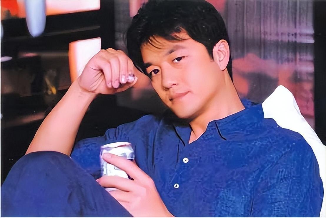 负债4000万,娶了一位19岁的年轻妻子海哈金喜,她与李亚鹏的前任王菲不
