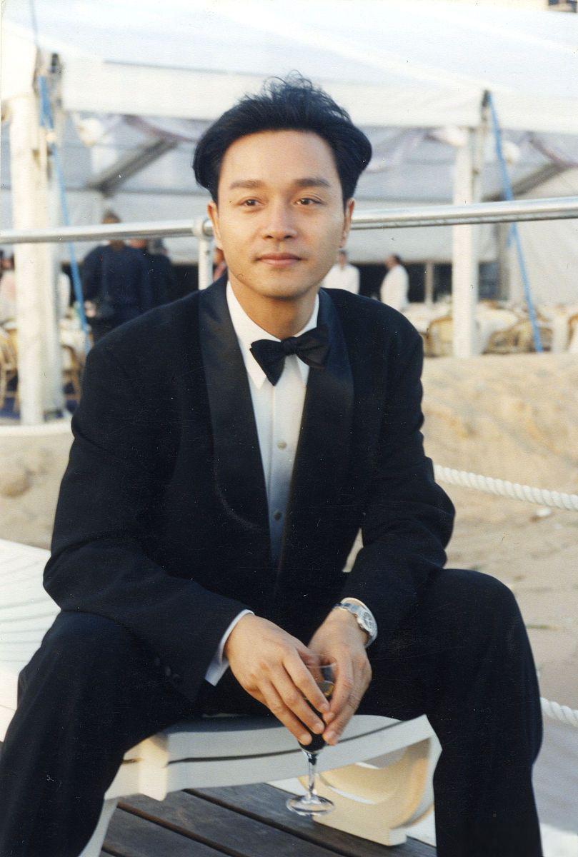 张国荣不仅以其天籁之音和深情的演绎征服了无数听众,还在影视作品中