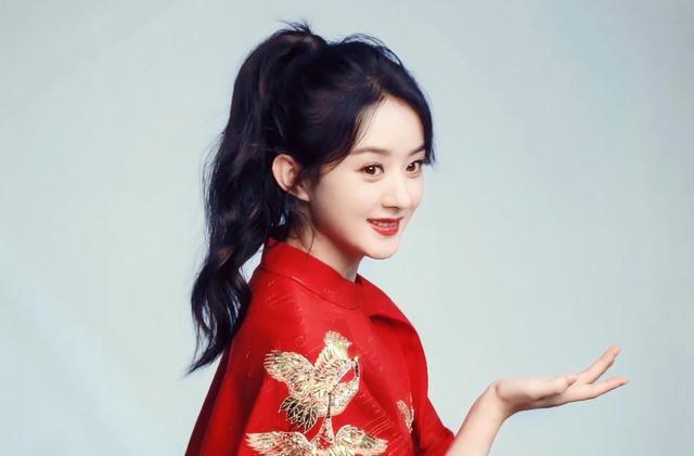 赵丽颖:女王的代表 赵丽颖是一位非常成功的演员,她出生农村,家境一般