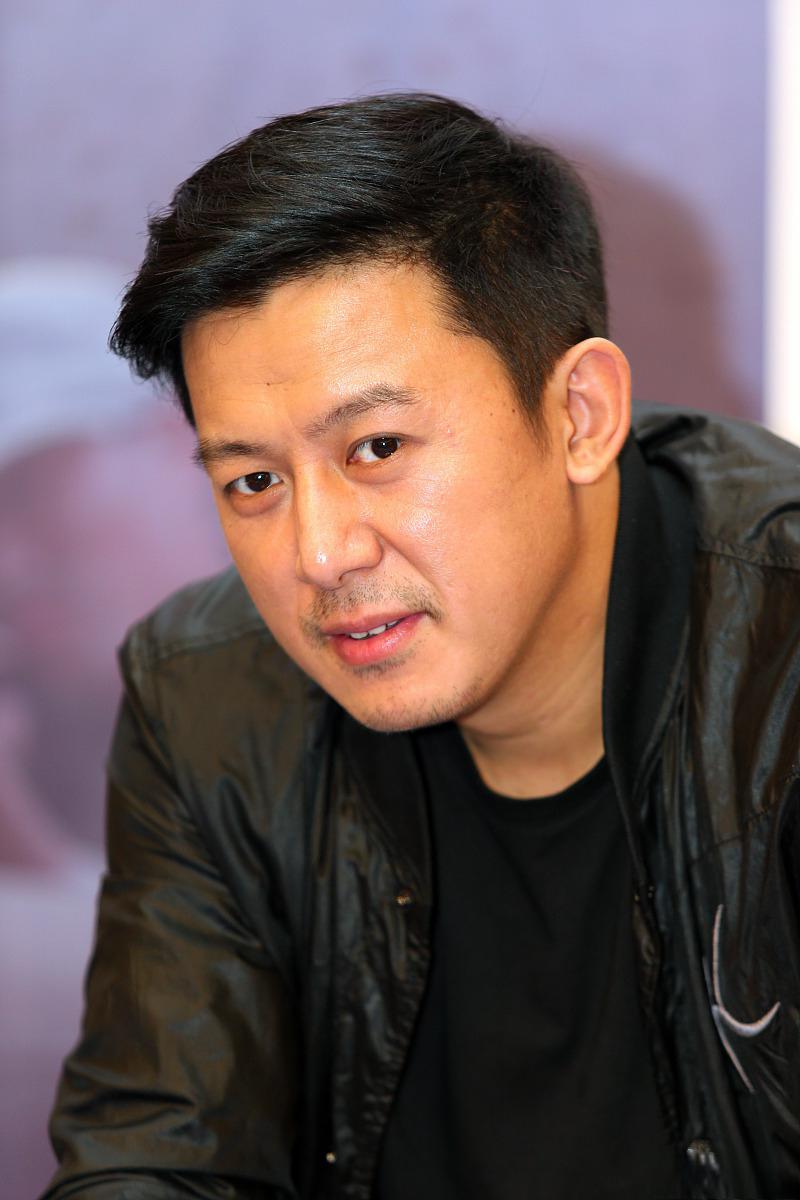 孙涛:春晚舞台的坚守者,家庭幸福的守护神 孙涛,一位在春晚舞台上坚守