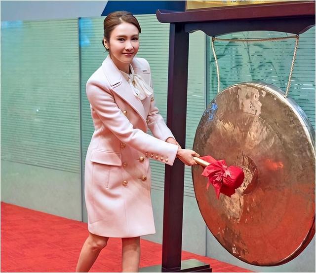 黎姿:从贫民窟公主到豪门阔太,她的逆袭人生与不变真情 黎姿,这位曾经