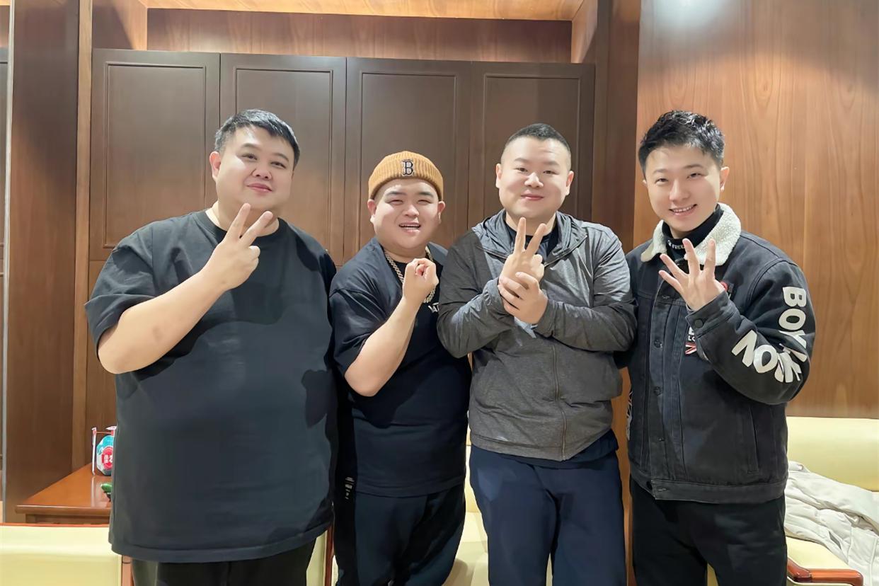 岳云鹏孟鹤堂球场竞技,赌注竟是专场门票,下半年或将掀起热潮!