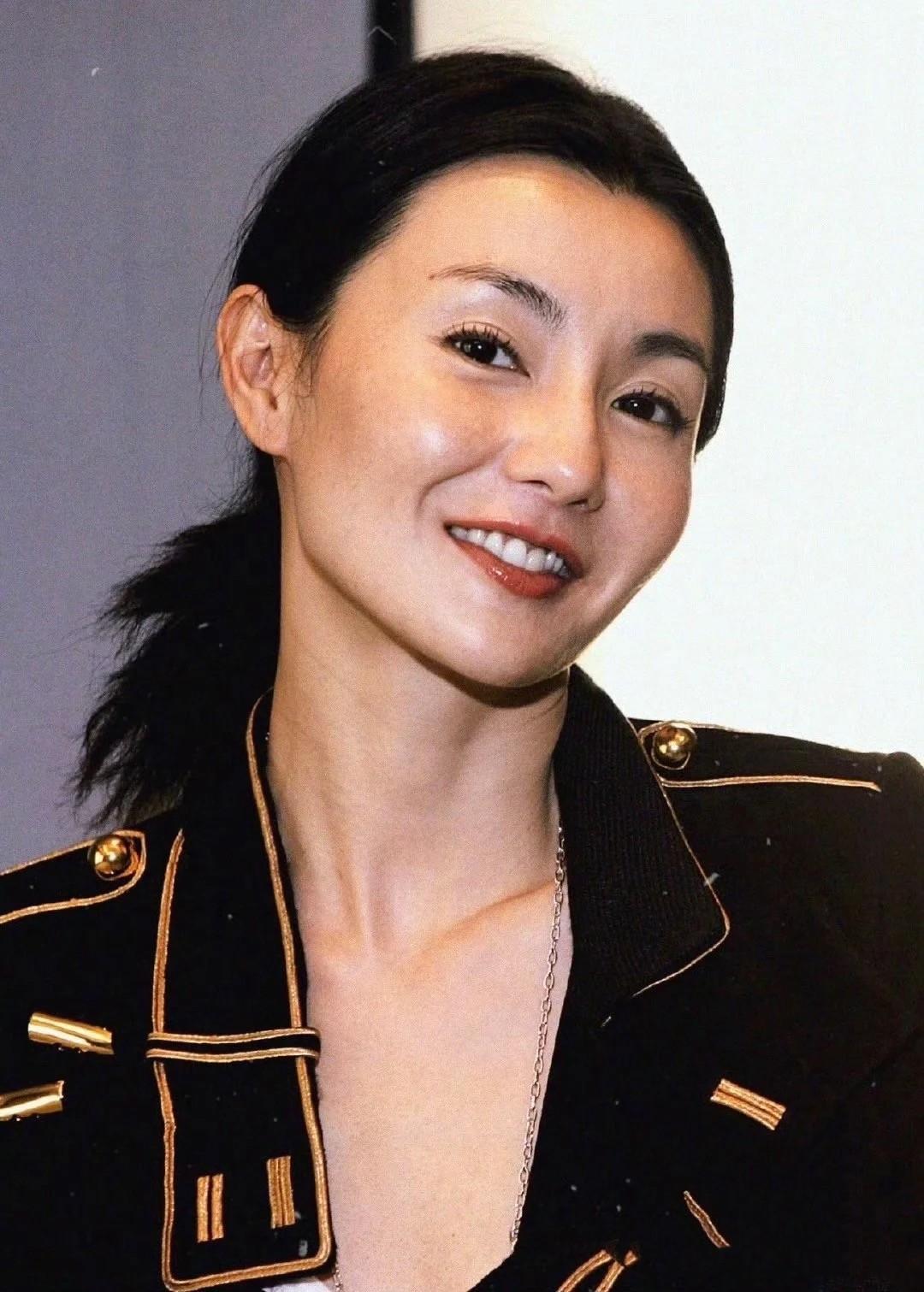 张曼玉穿搭启示录:简约不失高级,40张罕见照带你领略时尚魅力 年少不