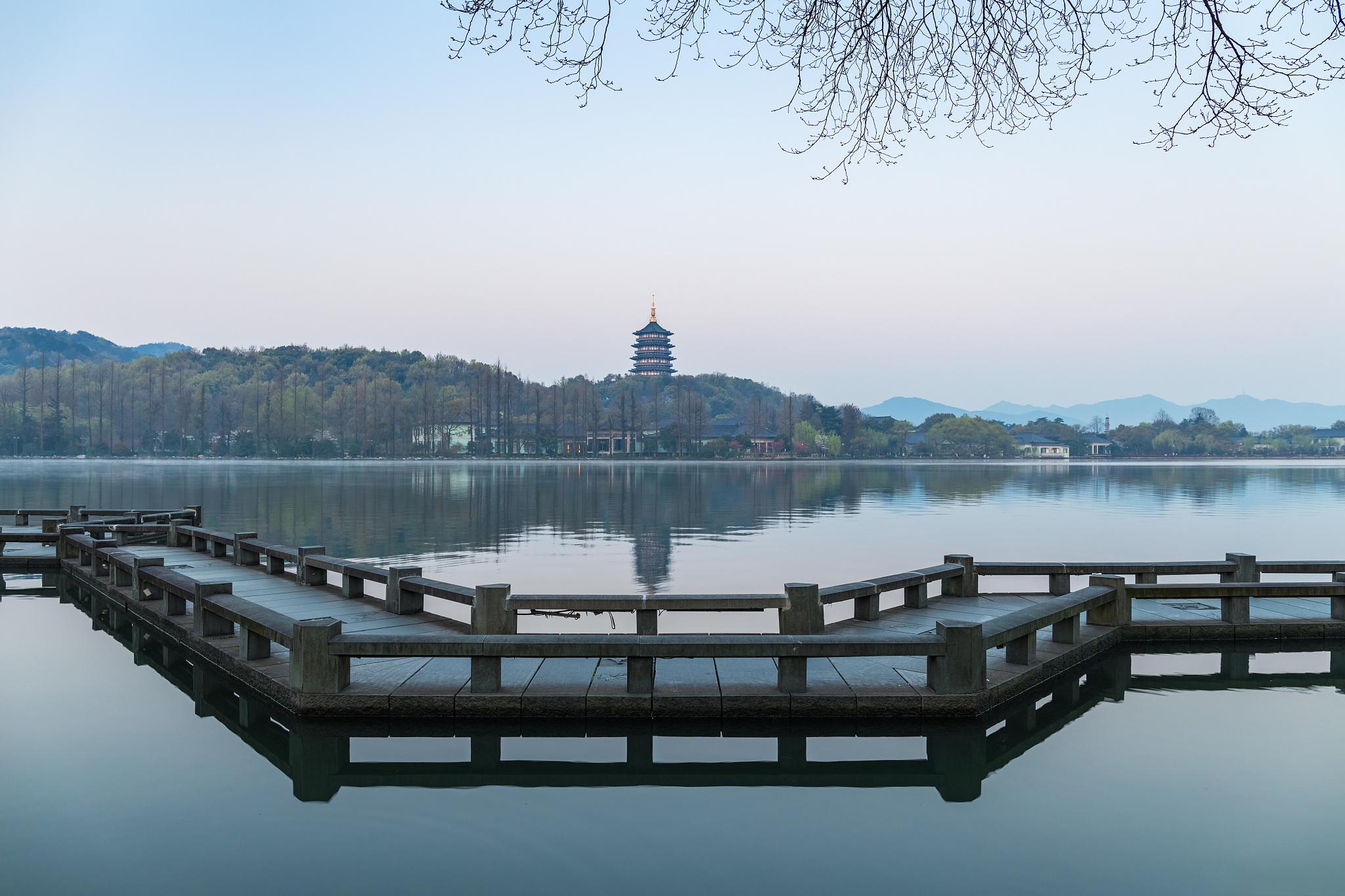 西湖边上的景点图片