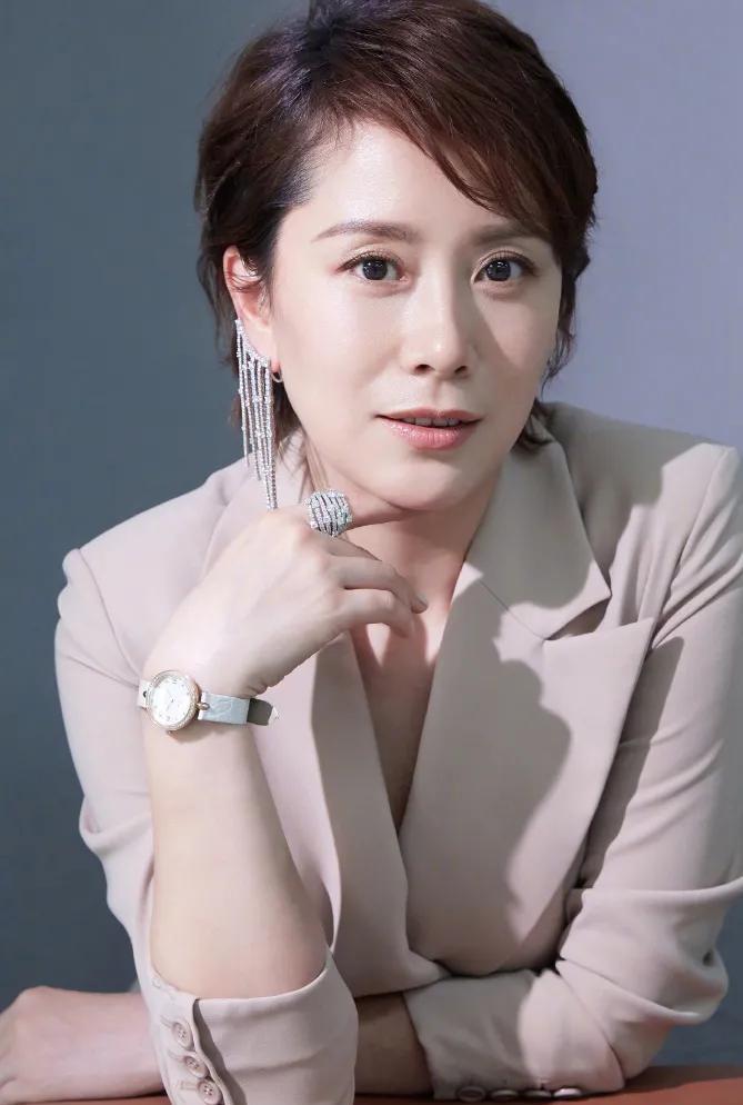 海清回家祭祖,真实状态曝光 海清素颜出镜,打扮朴素