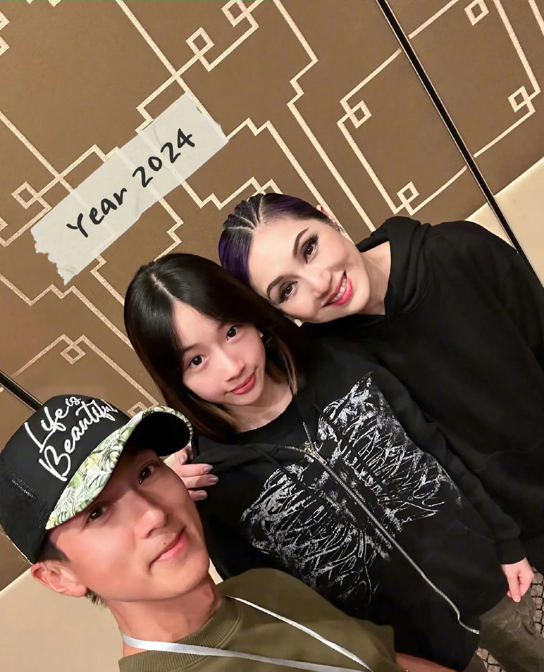 吴尊晒十年前后对比照 吴尊带着一家老小幸福出发,同行的有老婆林丽吟