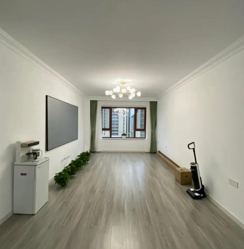 装修房子时,设计师曾力荐我安装双层吊顶,但我却选择了石膏线