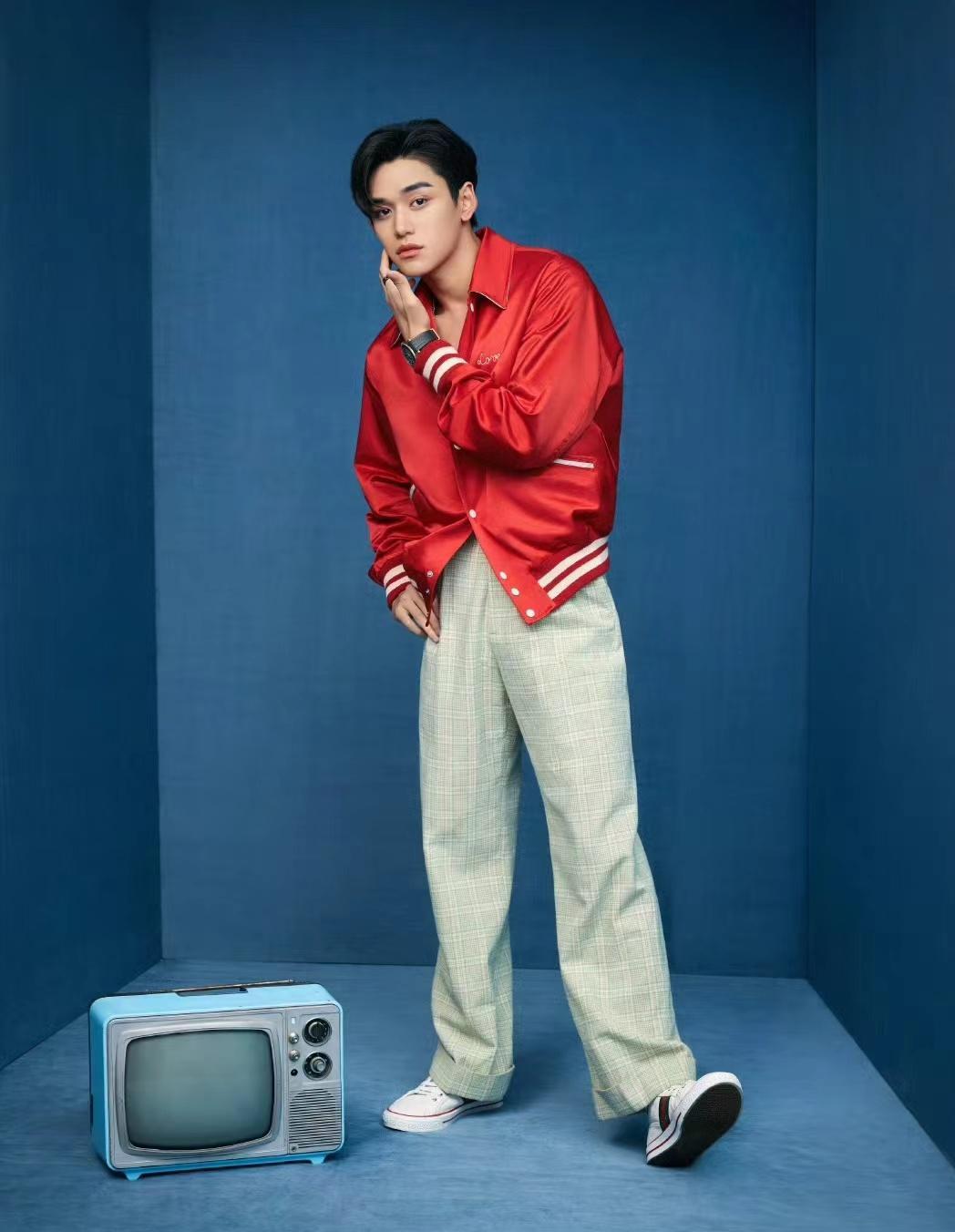 黄旭熙录制舞台后给粉丝下跪引发争议 黄旭熙录制完舞台后给粉丝下跪