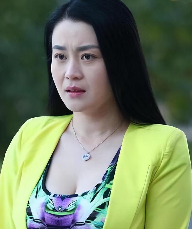 关婷娜与赵本山:师徒情深,共绘喜剧新篇章 赵本山,春晚舞台的传奇人物