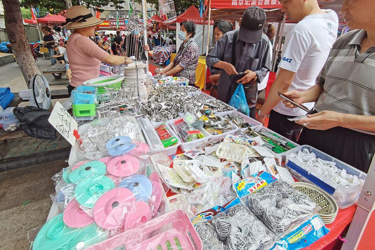 早市摆地摊:选择合适的商品 在早市摆地摊,选择合适的商品是至关重要