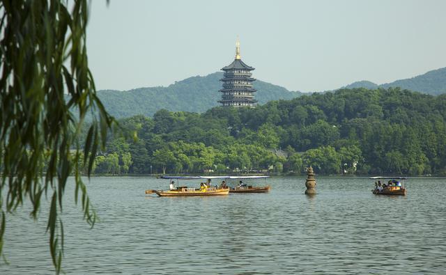 探索湖光山色,沉浸杭州之美 杭州的西湖,作为中国四大名湖之一,以其