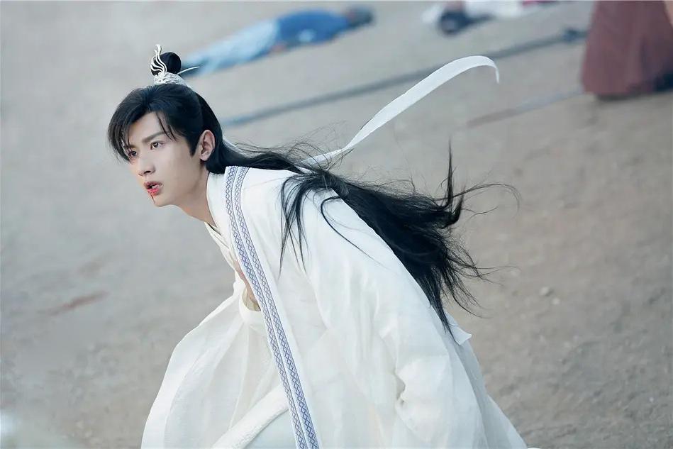 成毅,这位来自湖南怀化,毕业于中央戏剧学院的90后演员,凭借出色的