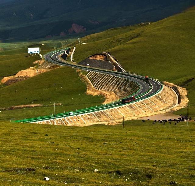 草原天路西线之旅:尽享自然之美,探索草原风情 草原天路西线,位于河北