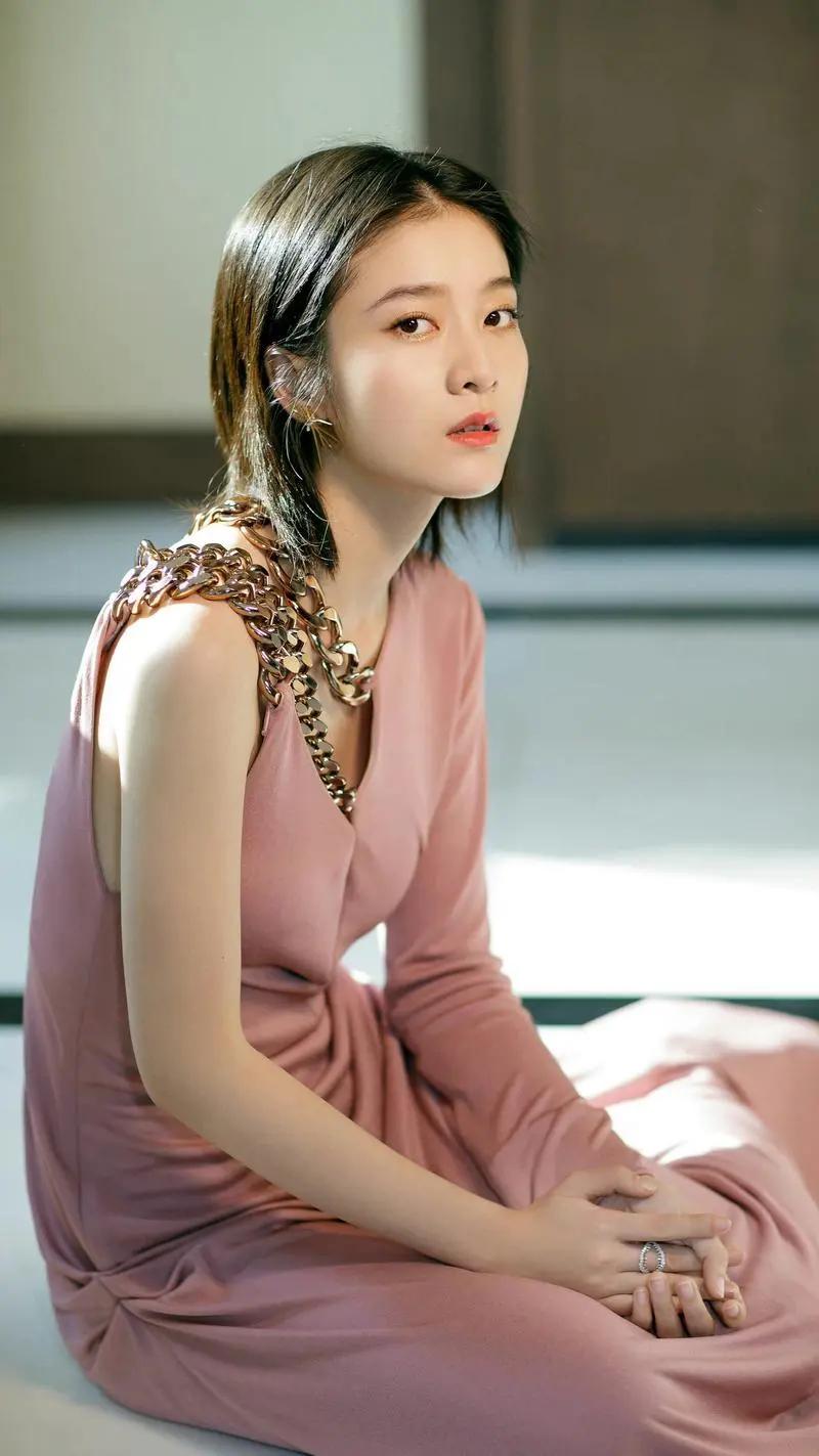 张雪迎:演技精湛的女演员 张雪迎,出生于浙江金华,毕业于中央戏剧学院