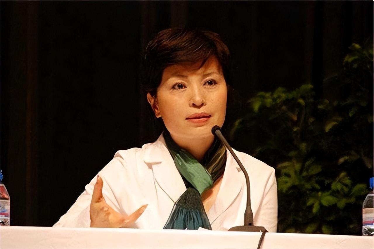 李瑞英:央视的播音传奇,母亲与职业之间的艰难抉择 李瑞英,一个名字