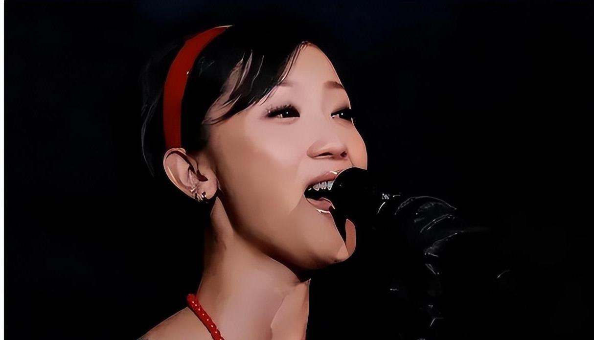 张瑶:活成人生赢家 张瑶,从小渴望成为一名歌手,却由于声线问题,经历