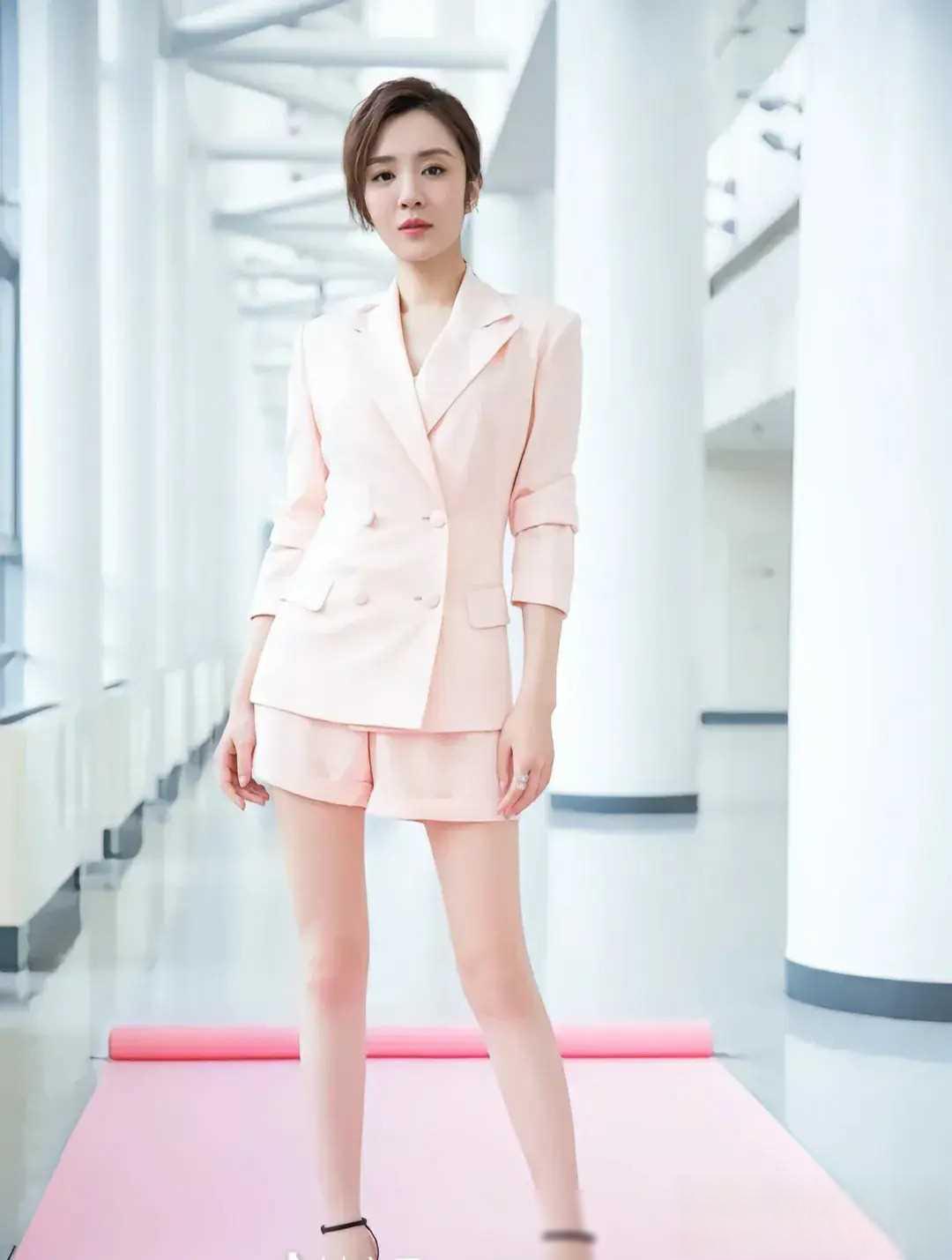 王晓晨:不温不火的性感美女 王晓晨,一个85后的女演员,出生于青岛市