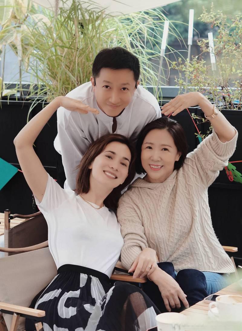 婆媳情深,韩庚卢靖姗为妈妈庆生展现家庭和谐,婆媳关系成娱乐圈佳话