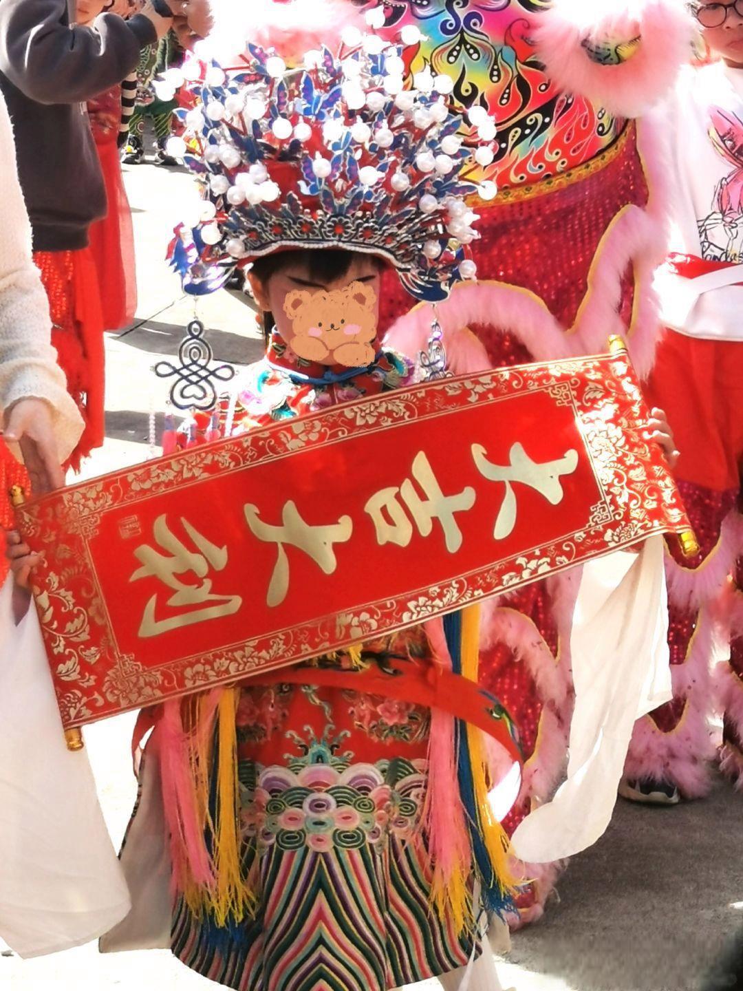 玉窖村小女孩大胆挥槌,与英歌队共舞成焦点 4月7日,潮阳区贵屿镇玉窖