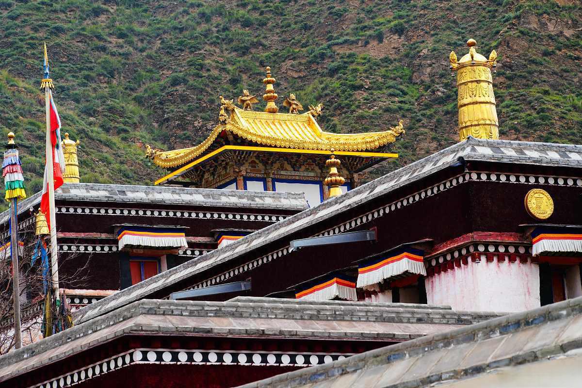 拉卜楞寺位于甘南夏河县,是藏传佛教格鲁派的六大寺院之一,被誉为"