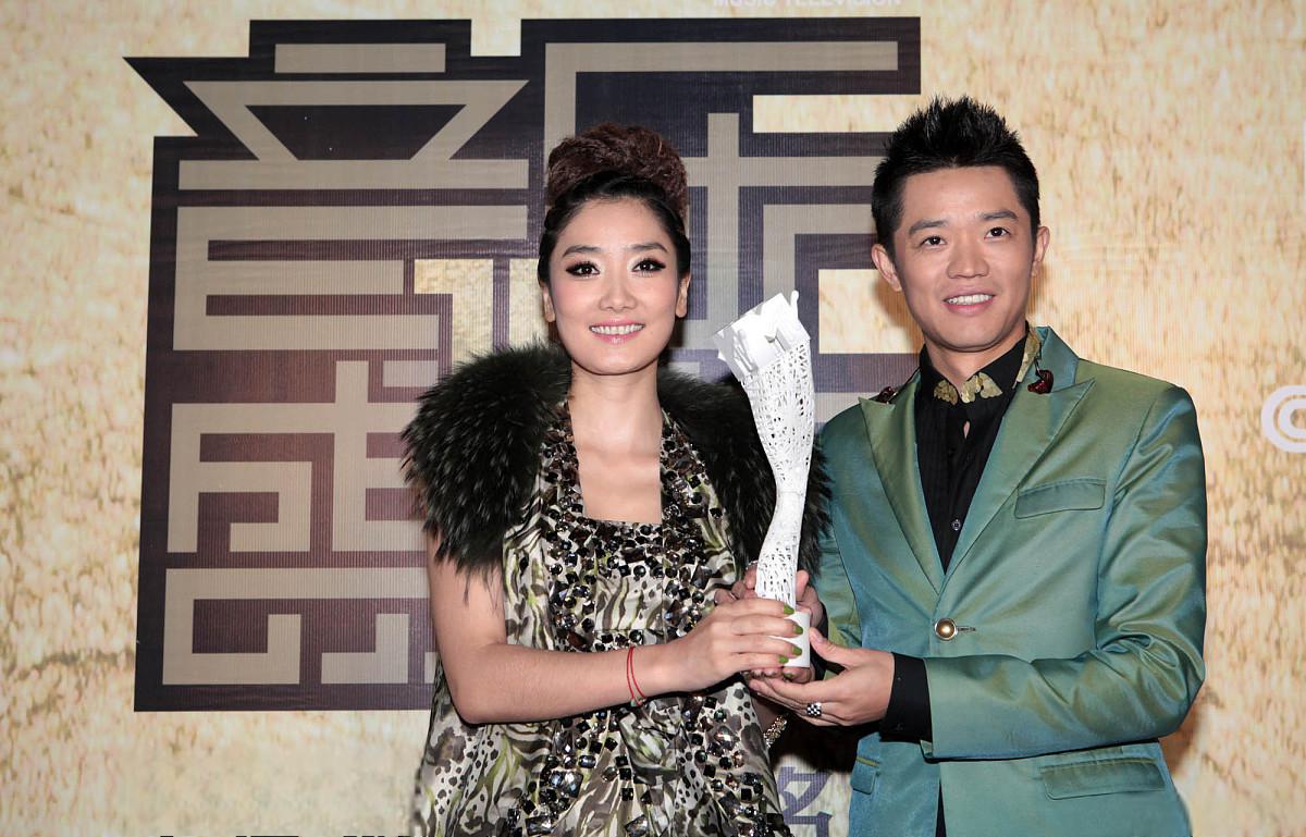 默契与信任铸就的传奇之路 凤凰传奇的成功之路,离不开曾毅和玲花多年