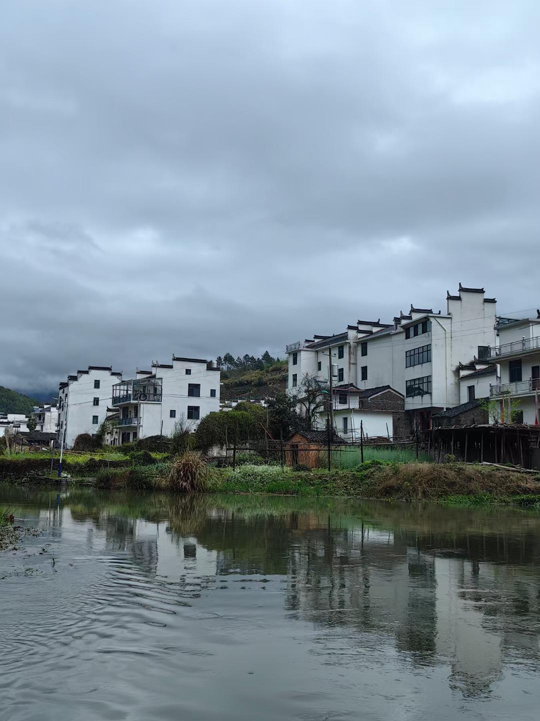 思溪延村:一片古韵之地 江西省婺源县思口镇的思溪延村,是一片充满