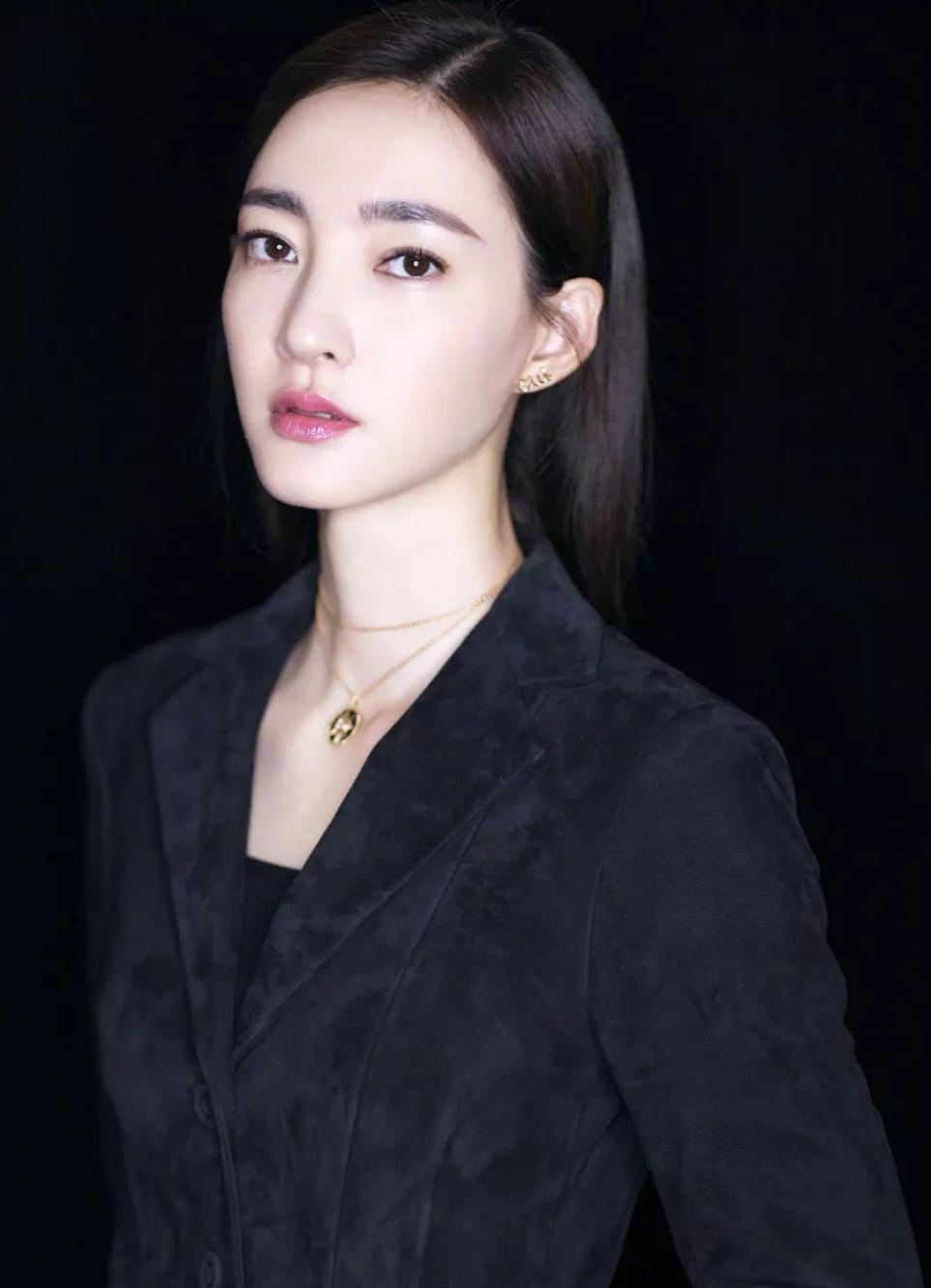 娱乐圈的清流,颜值与演技并存的新星 王丽坤,这位来自蒙古的女演员