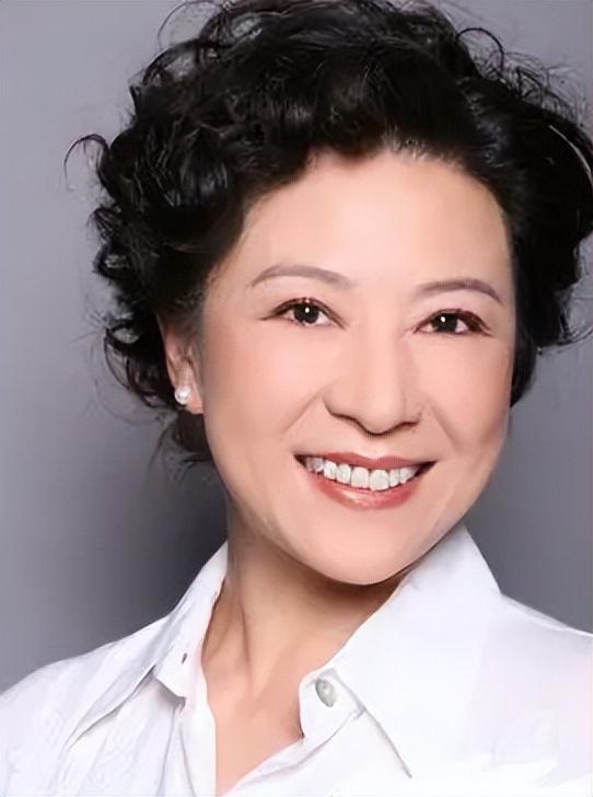 王馥荔与王骁:娱乐圈中的母与子,家庭教育下的成功典范 王馥荔,一个