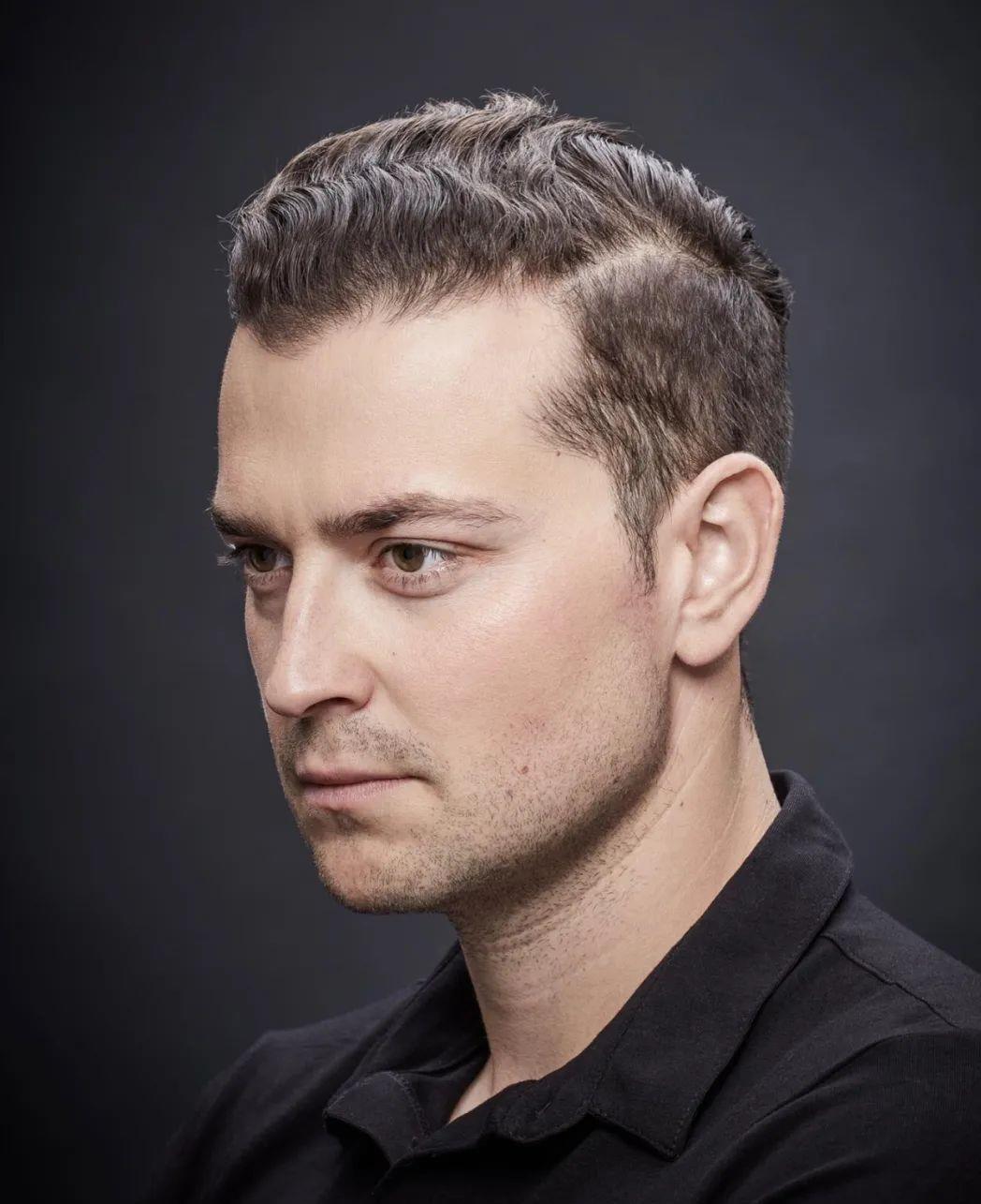 阳刚直男变装阿黛尔:才华横溢的佐姆波里演绎跨界魅力 近期,保加利亚