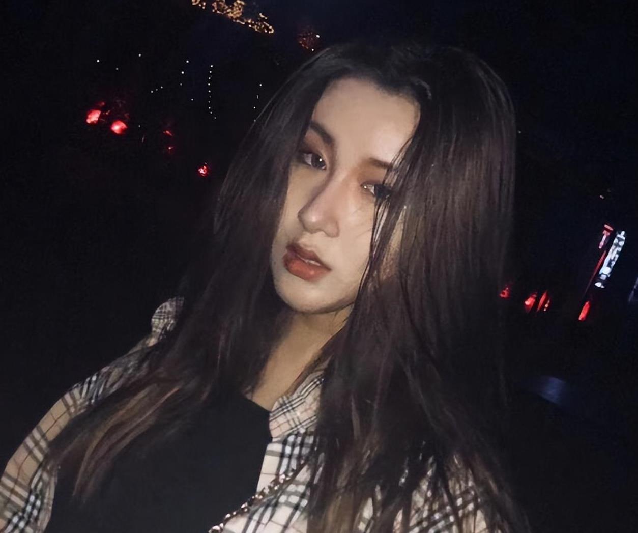 锤娜丽莎与男友李川恋情曝光:娱乐圈小情侣的幸福肥与甜蜜之旅 早前