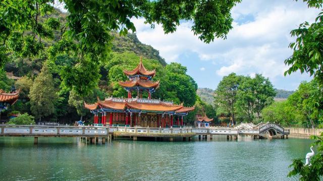 澄江市 在这片广袤的中国土地上,隐藏着许多风景如画的小镇