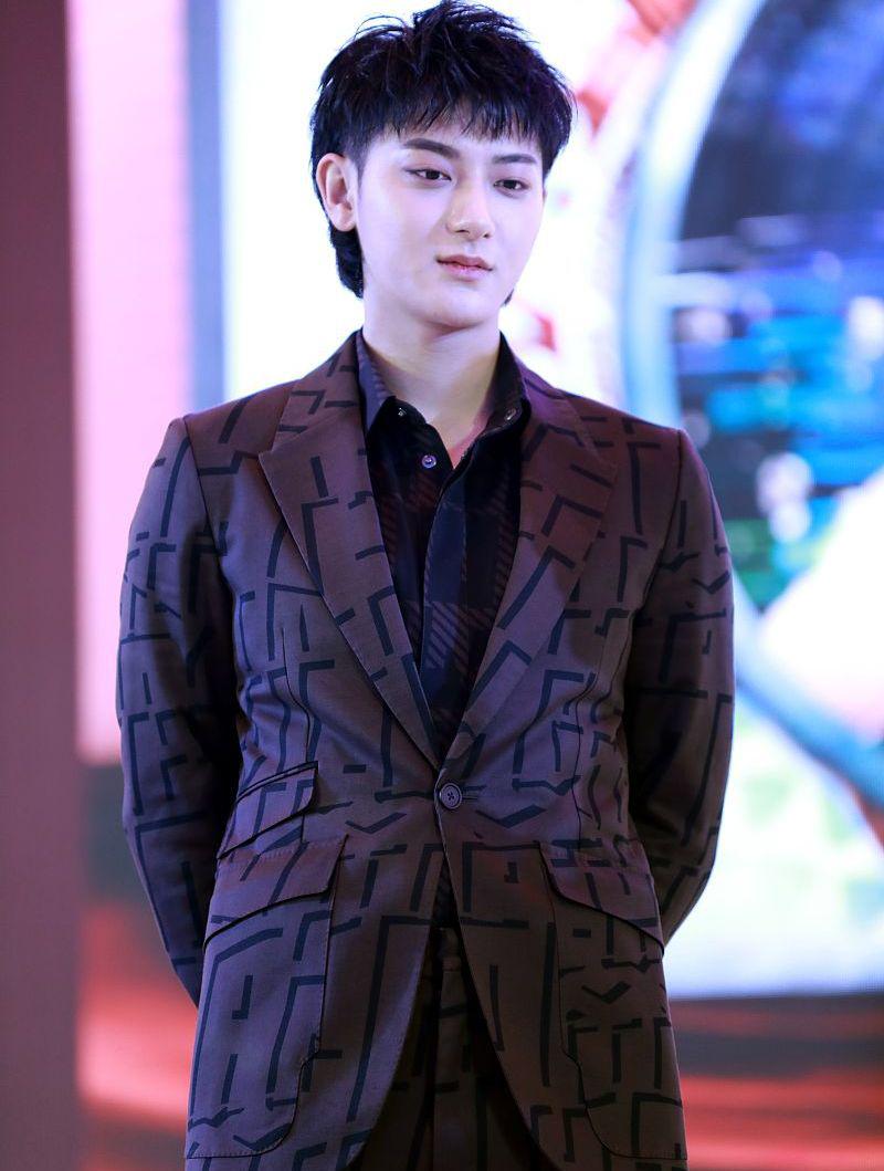 黄子韬徐艺洋恋情:两人大方晒合照 黄子韬和徐艺洋的恋情瓜可谓是一波