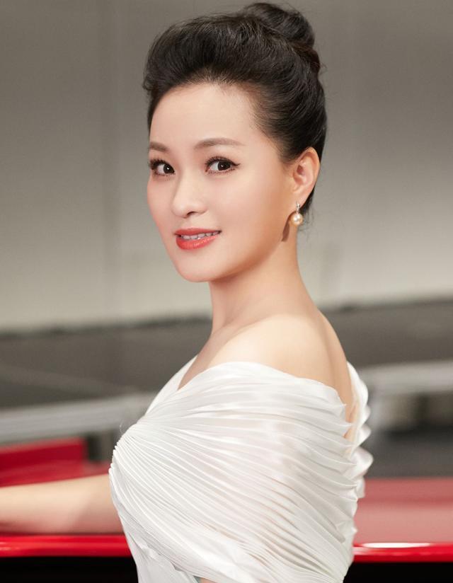 雷佳:博士女高音的璀璨人生,光芒未来更耀眼 雷佳是第一位拥有博士