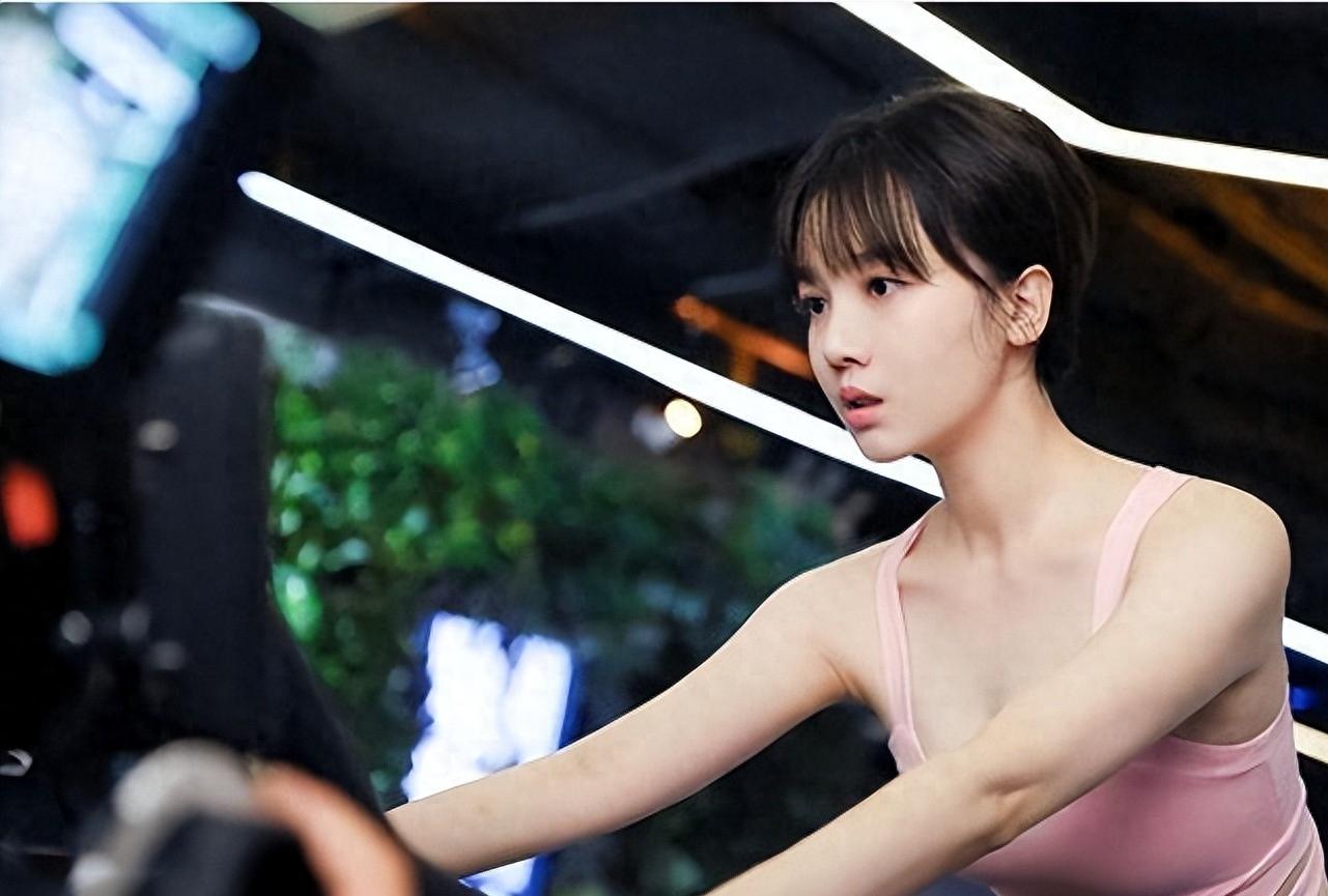 陈小纭:从游泳运动员到演艺圈的"狠人" 陈小纭因身材发育过好而与游泳