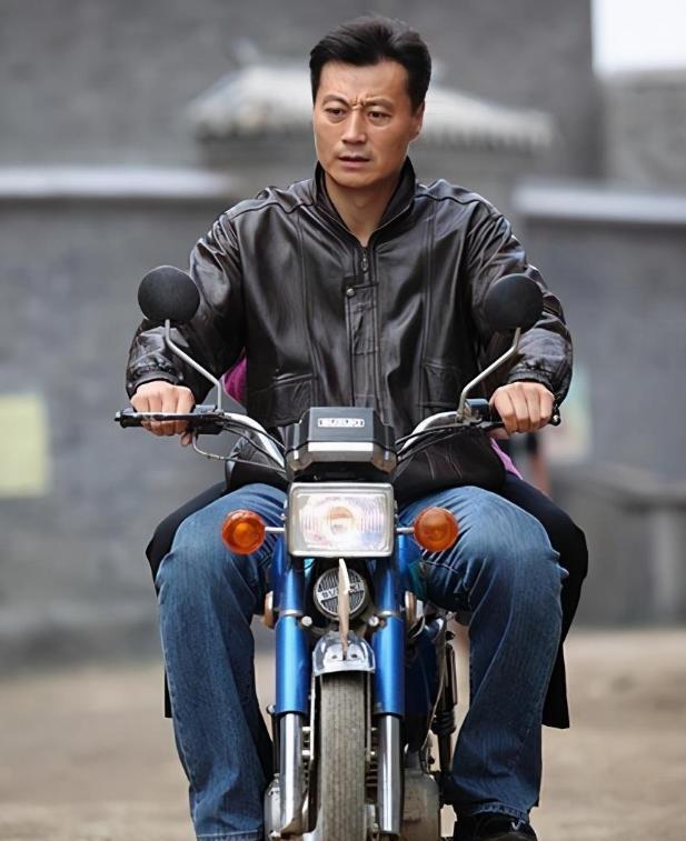 从地下室到星光熠熠,坚守爱情与事业的双重胜利 在影视圈中,任程伟以