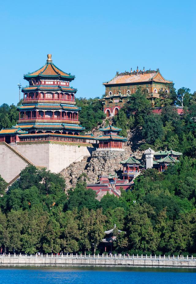 来,让我们一起走进颐和园的核心景观——万寿山,开启一场别开生面的
