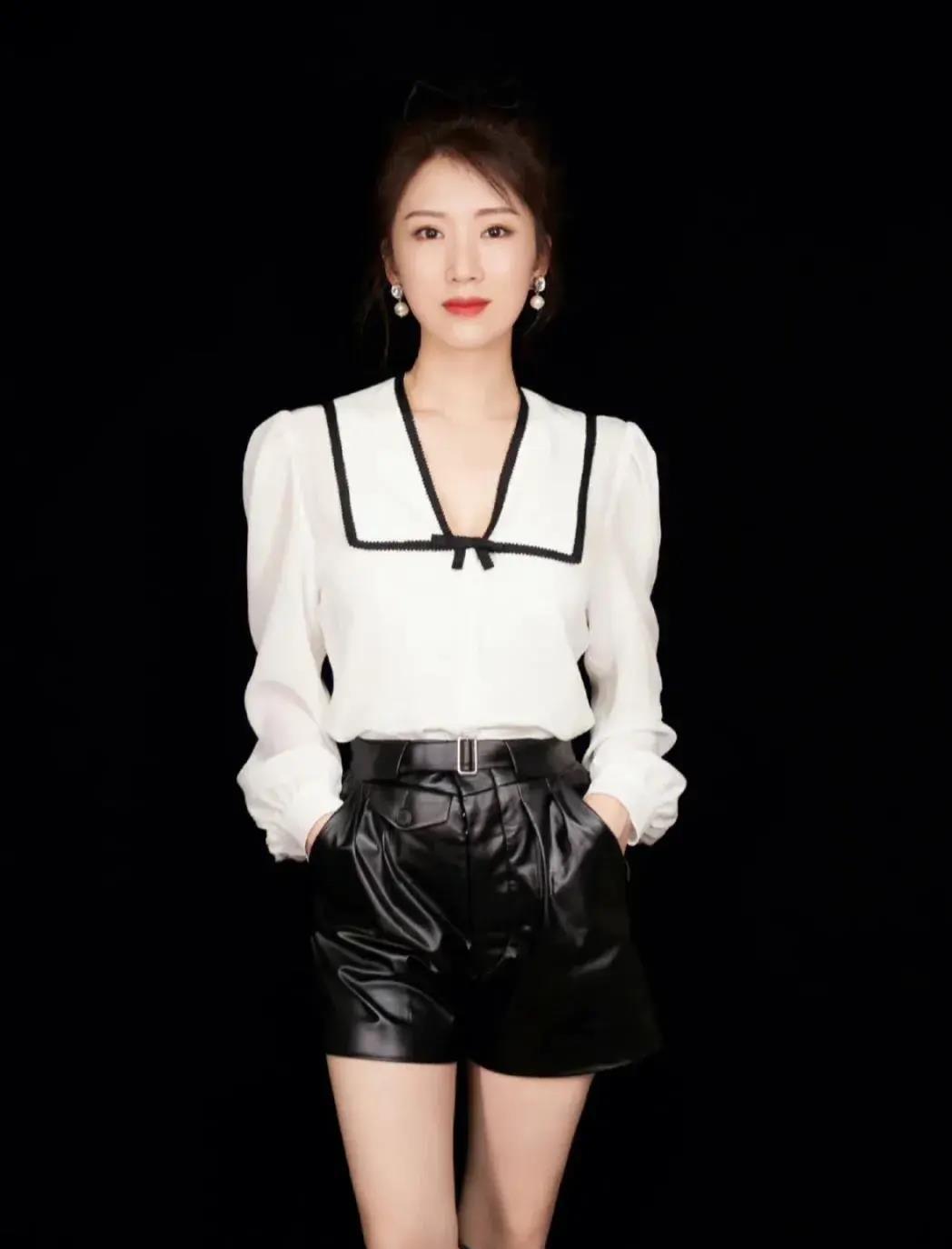 李念:用实力证明自己 李念,雷佳音的同班同学,一直被误传为"豪门阔太"