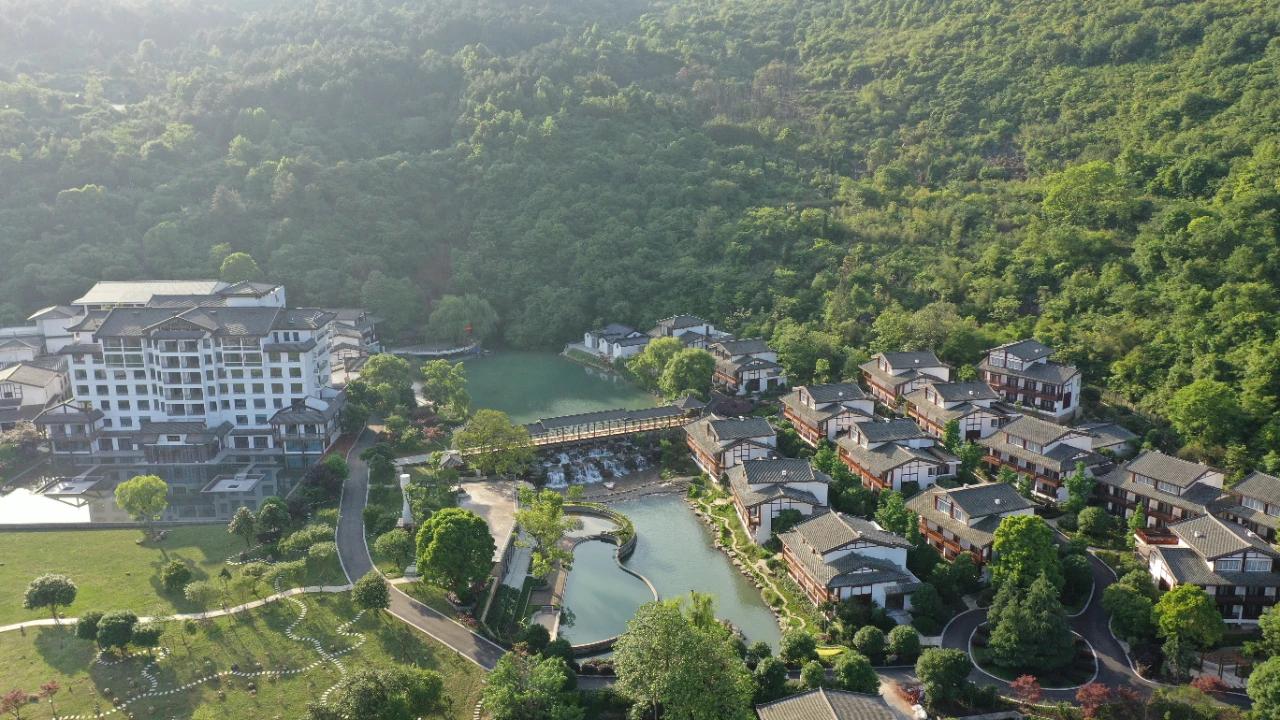 在这欢乐祥和的日子里,灌阳县以其独特的魅力,为游客们绘制出一幅幅